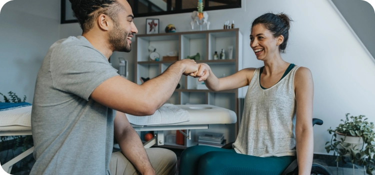 Image kinésithérapeute et femme